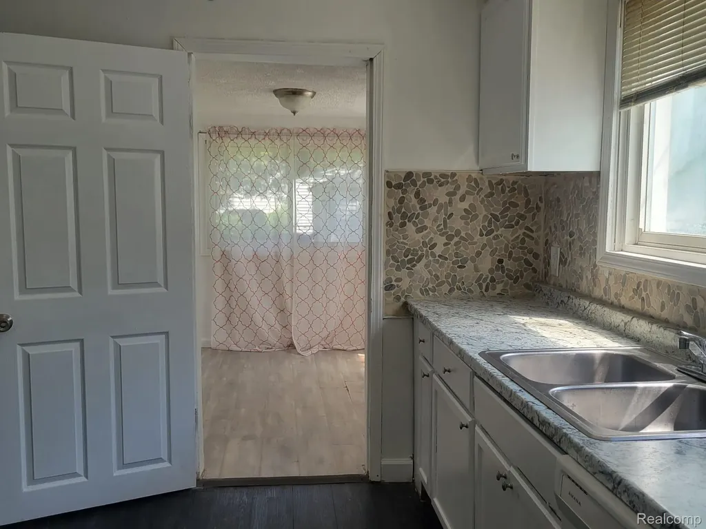 7027 Chalmers Avenue Warren City MI 48091