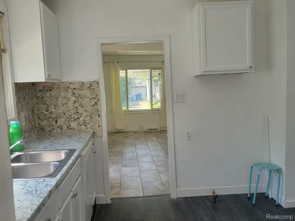 7027 Chalmers Avenue Warren City MI 48091