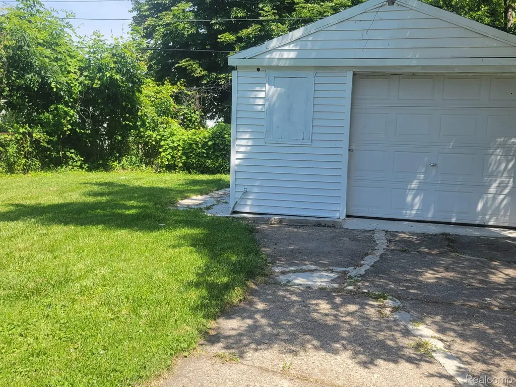 7027 Chalmers Avenue Warren City MI 48091