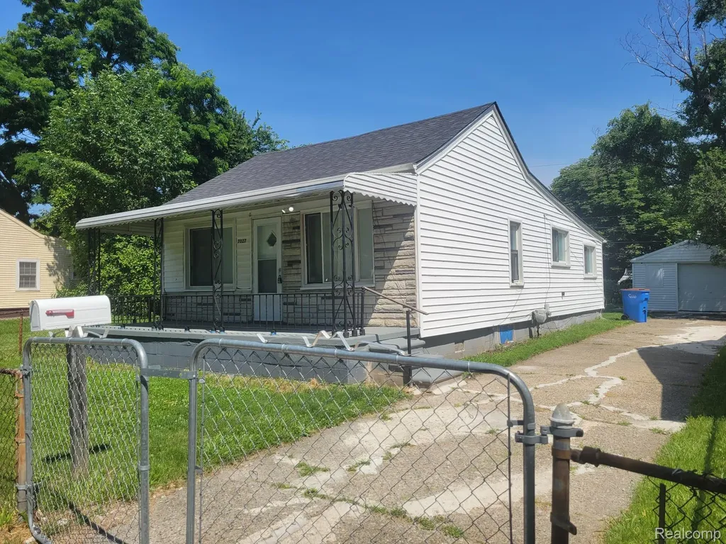 7027 Chalmers Avenue Warren City MI 48091