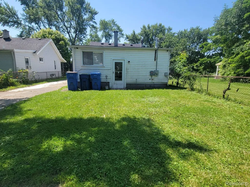 7027 Chalmers Avenue Warren City MI 48091