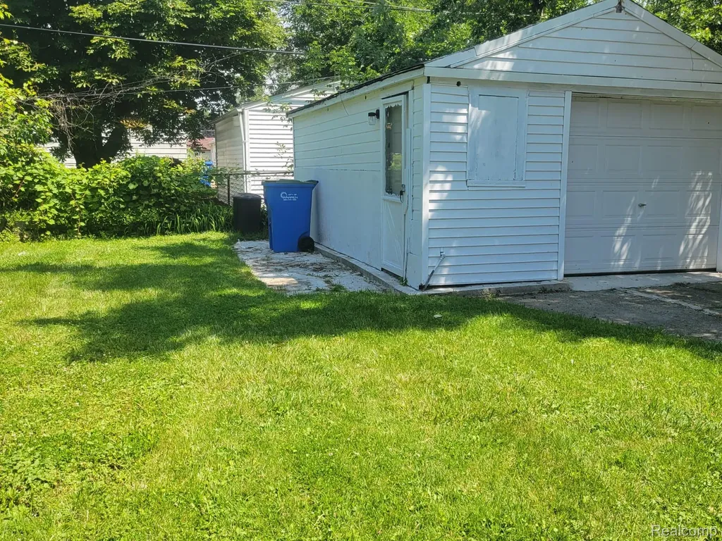 7027 Chalmers Avenue Warren City MI 48091