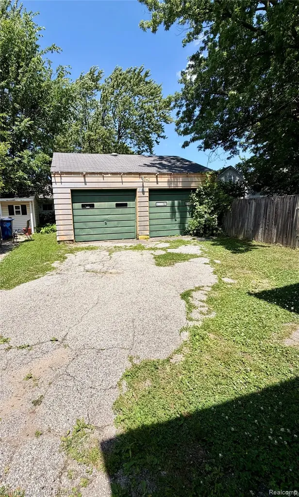 2734 Brown Street Flint City MI 48503