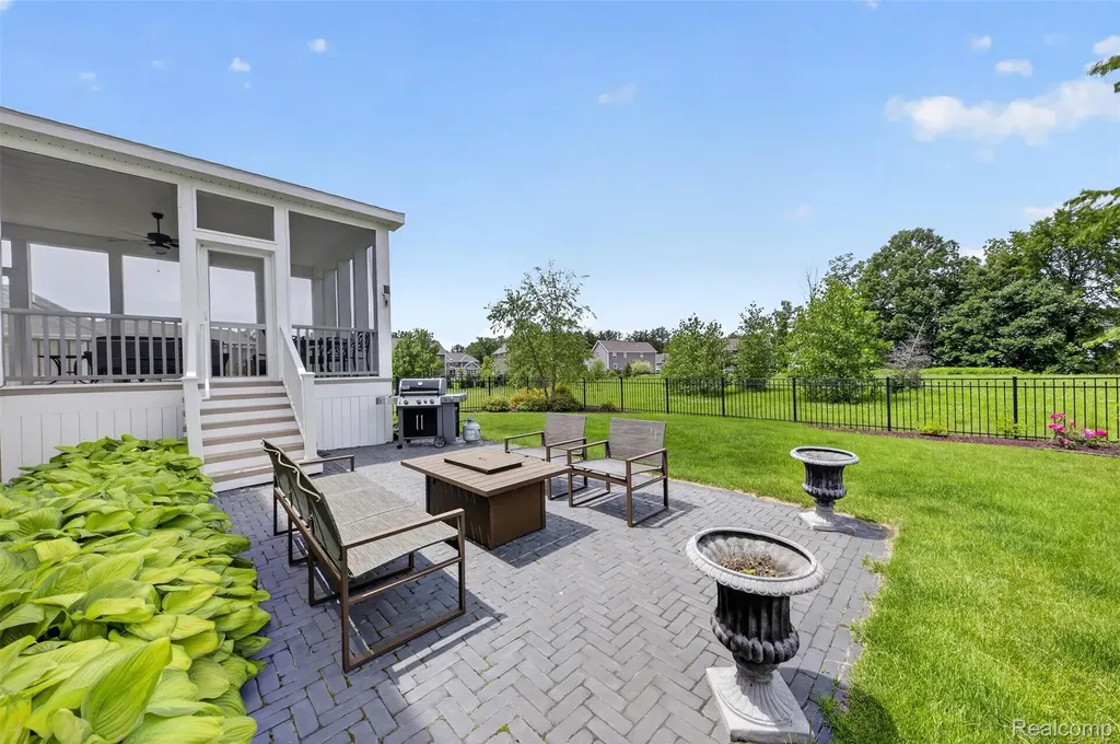 2531 Walnut View Drive Hartland Township MI 48855