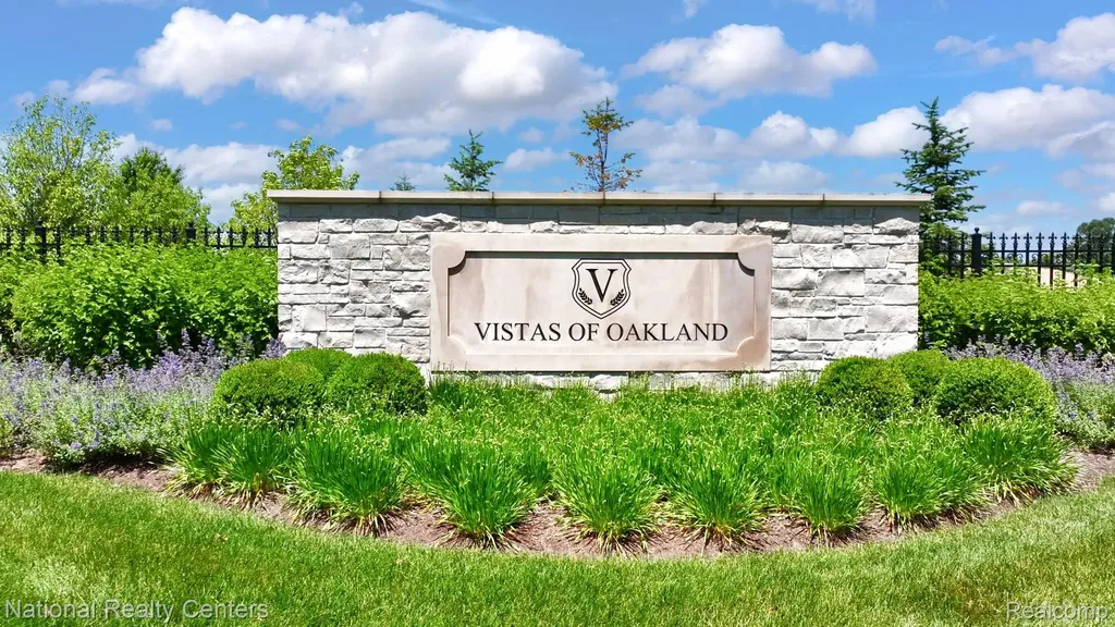 1655 Vista Drive W Oakland Charter Township MI 48363