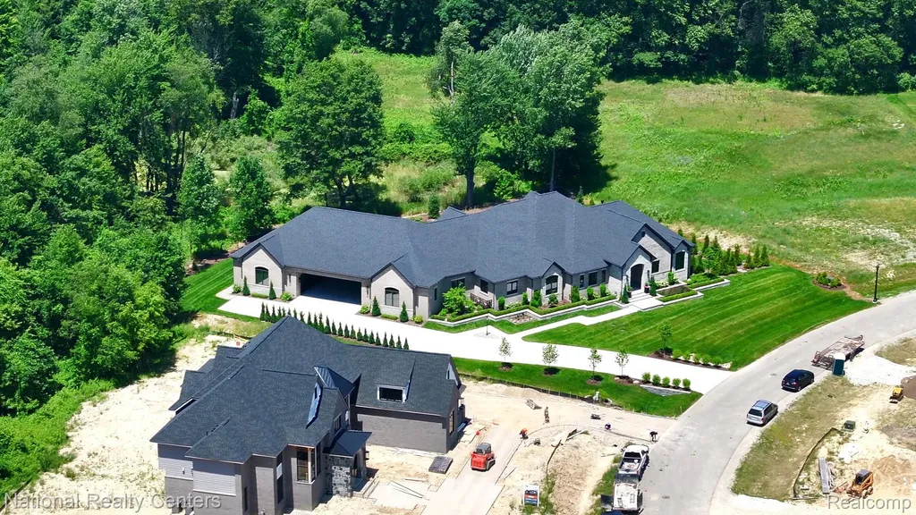 1655 Vista Drive W Oakland Charter Township MI 48363