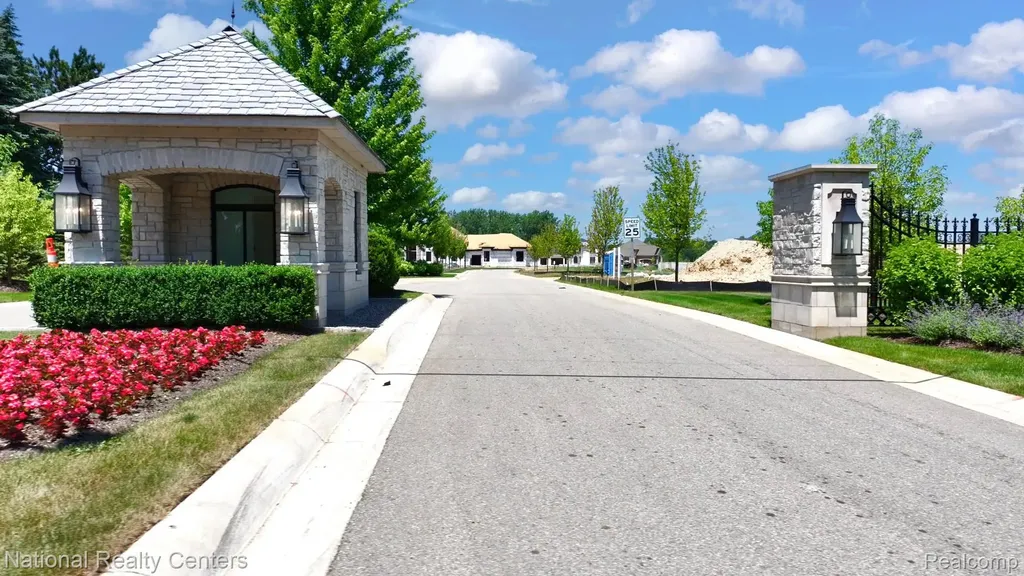 1655 Vista Drive W Oakland Charter Township MI 48363