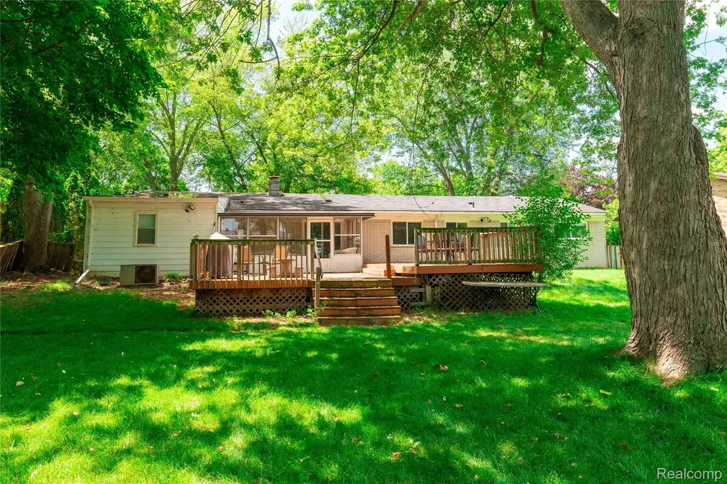 28731 Elbamar Drive Grosse Ile Township MI 48138