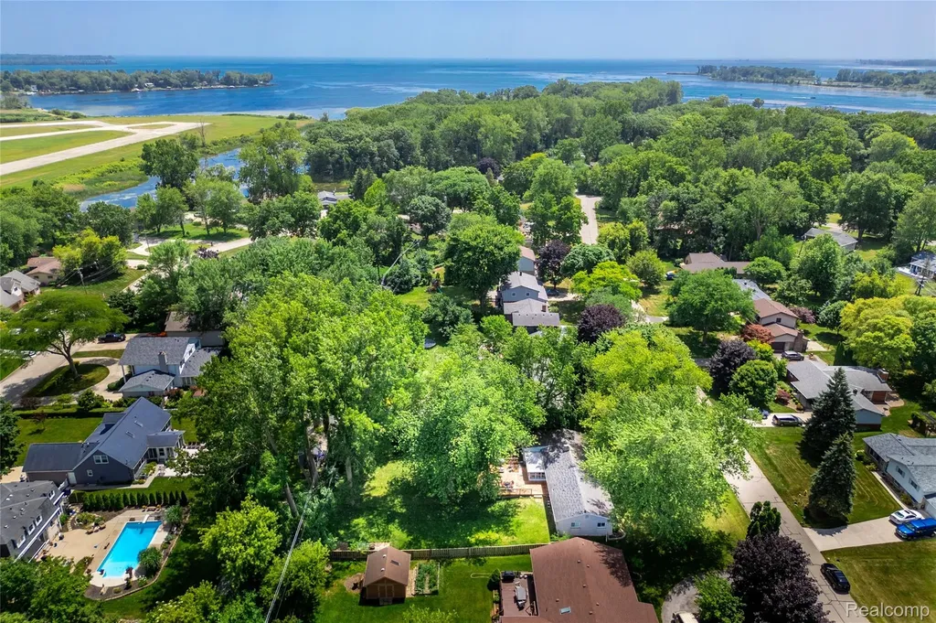 28731 Elbamar Drive Grosse Ile Township MI 48138