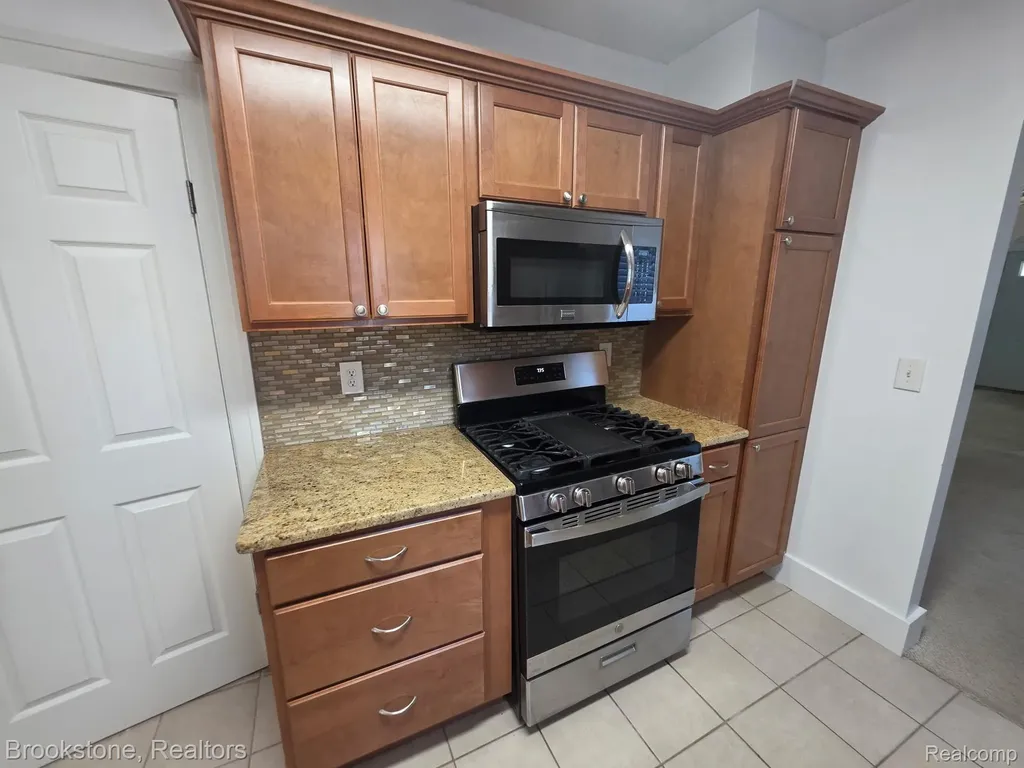 441 W Troy Street Ferndale City MI 48220