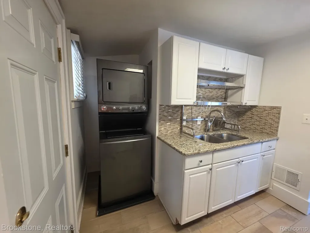 441 W Troy Street Ferndale City MI 48220