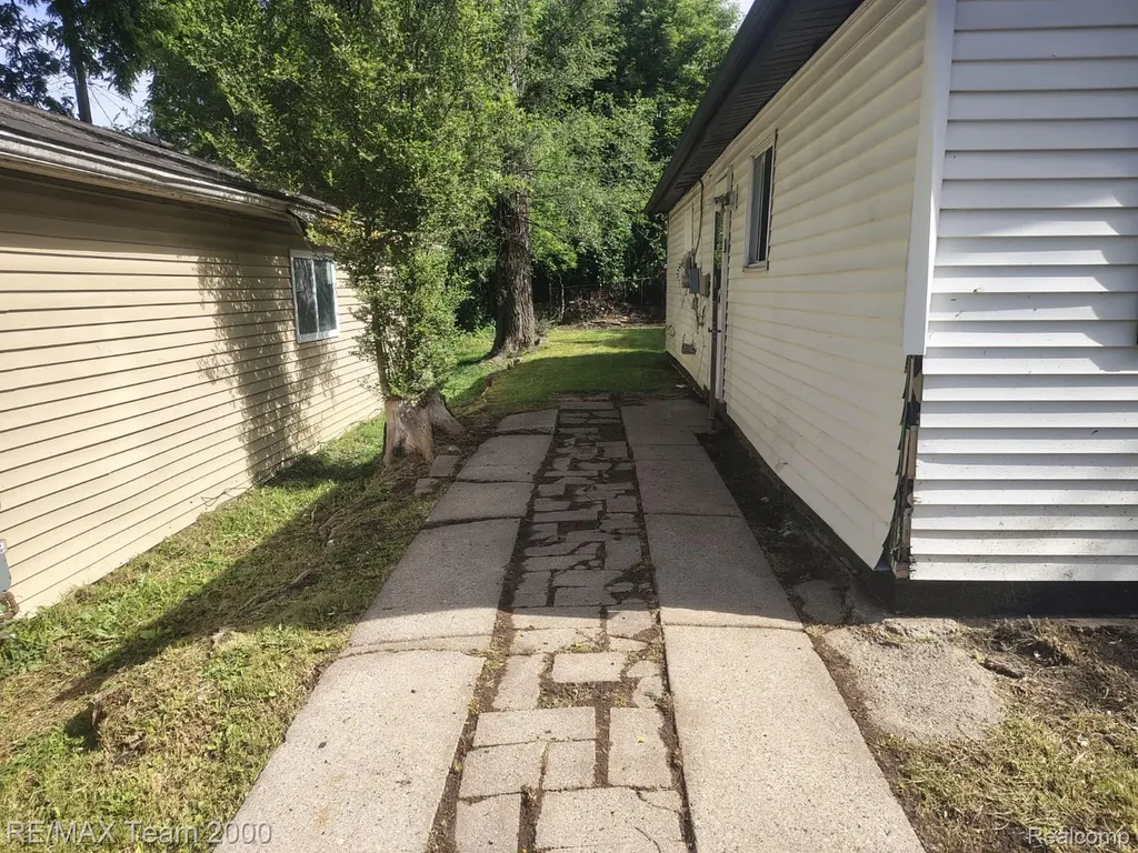 32 N Merrimac Street Pontiac City MI 48340