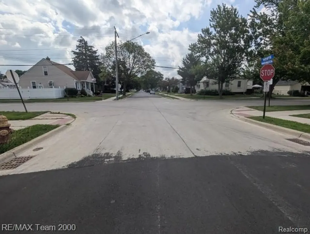 808 White Avenue Lincoln Park City MI 48146