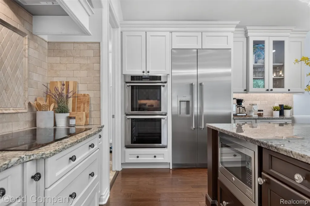 1946 Acorn Glen Rochester Hills City MI 48306