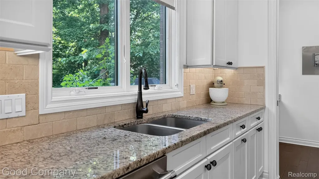 1946 Acorn Glen Rochester Hills City MI 48306