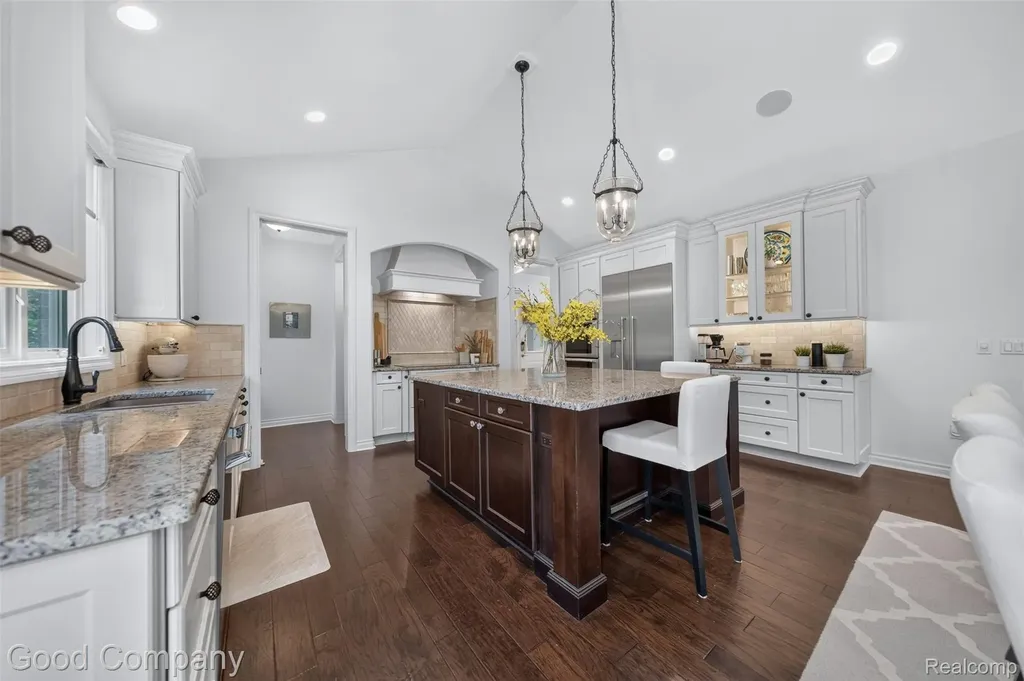 1946 Acorn Glen Rochester Hills City MI 48306