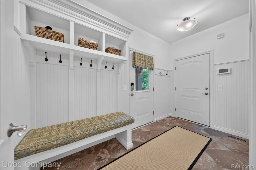 1946 Acorn Glen Rochester Hills City MI 48306