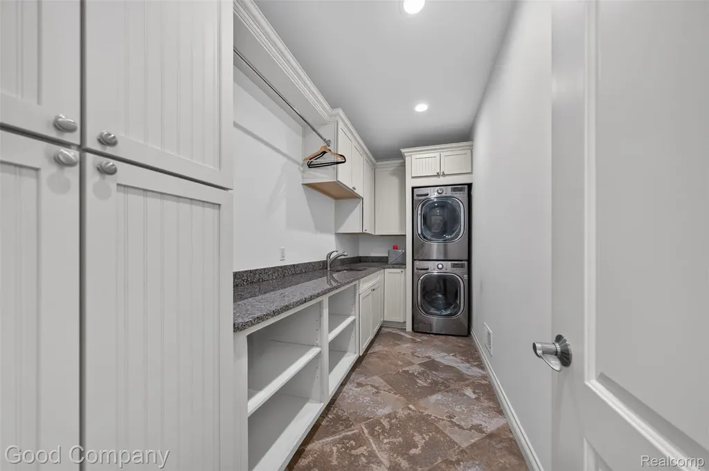 1946 Acorn Glen Rochester Hills City MI 48306