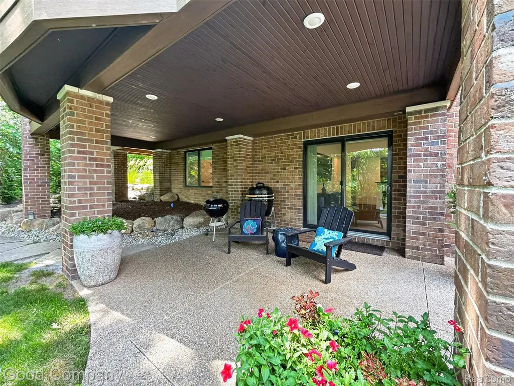 1946 Acorn Glen Rochester Hills City MI 48306