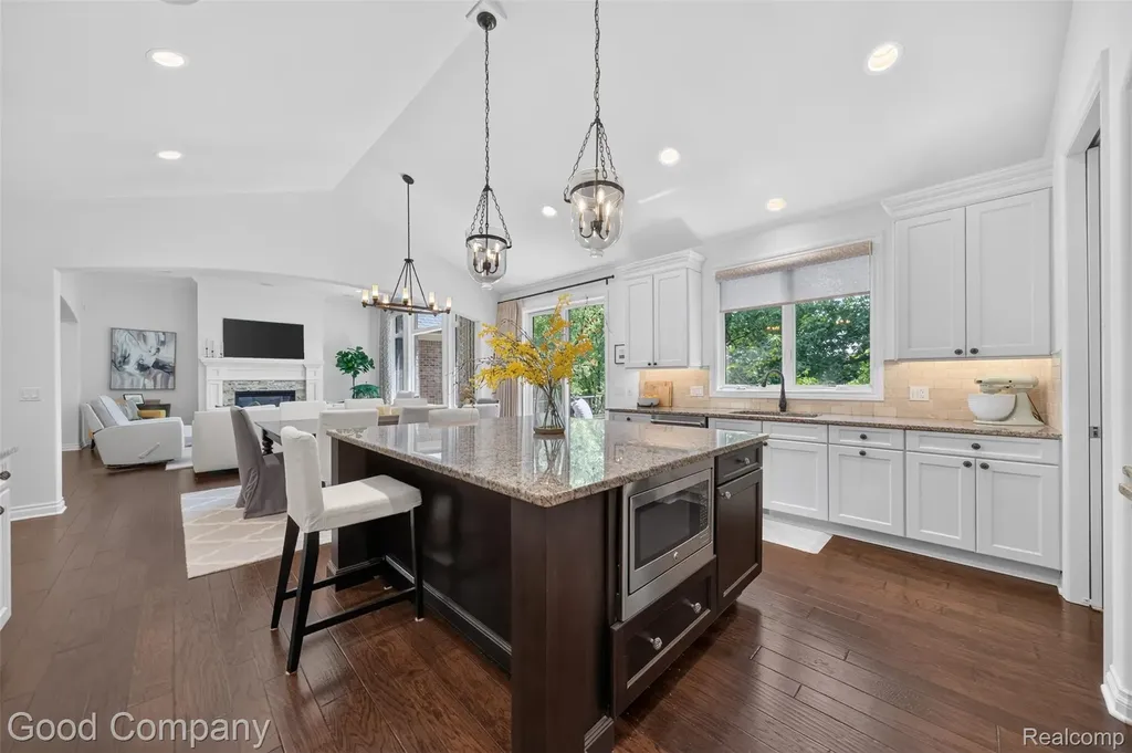 1946 Acorn Glen Rochester Hills City MI 48306