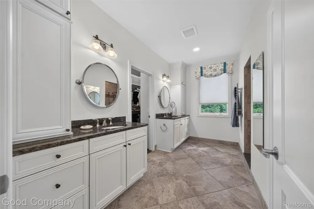 1946 Acorn Glen Rochester Hills City MI 48306