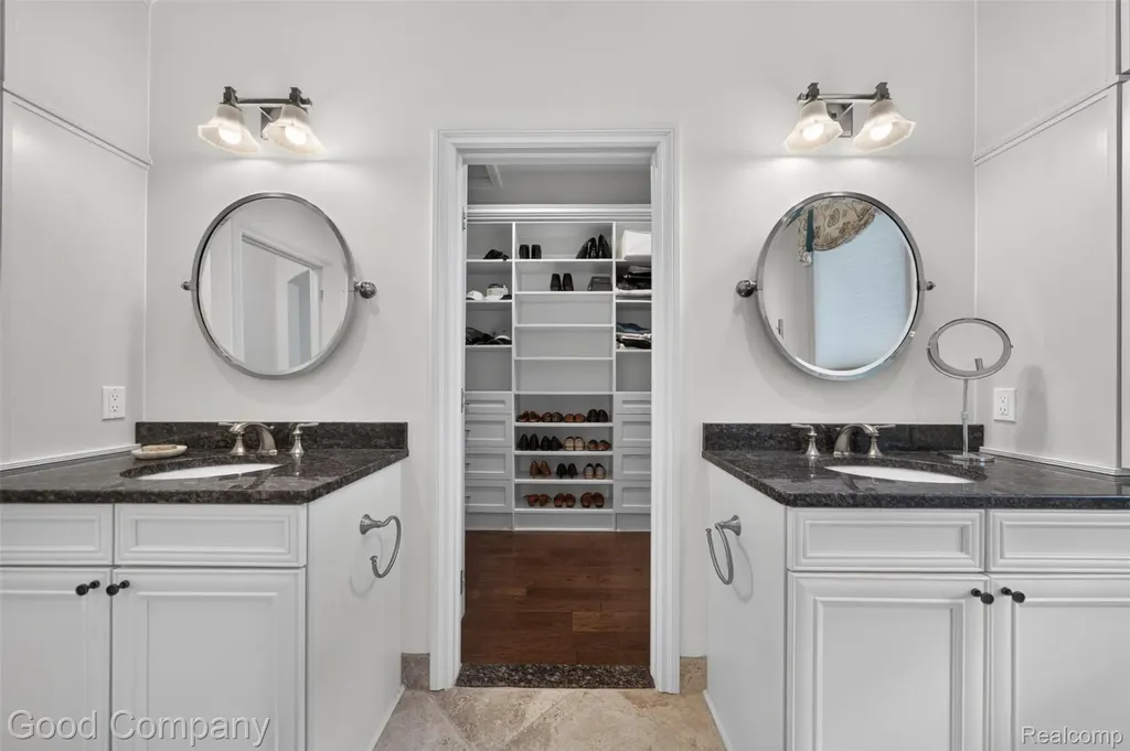 1946 Acorn Glen Rochester Hills City MI 48306