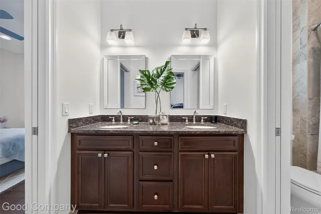 1946 Acorn Glen Rochester Hills City MI 48306