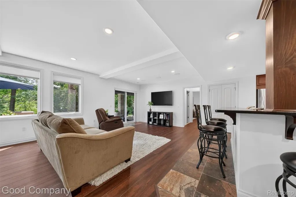 1946 Acorn Glen Rochester Hills City MI 48306
