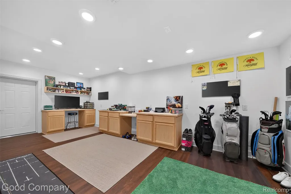 1946 Acorn Glen Rochester Hills City MI 48306