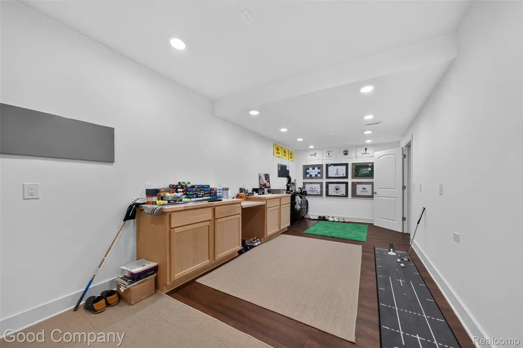 1946 Acorn Glen Rochester Hills City MI 48306