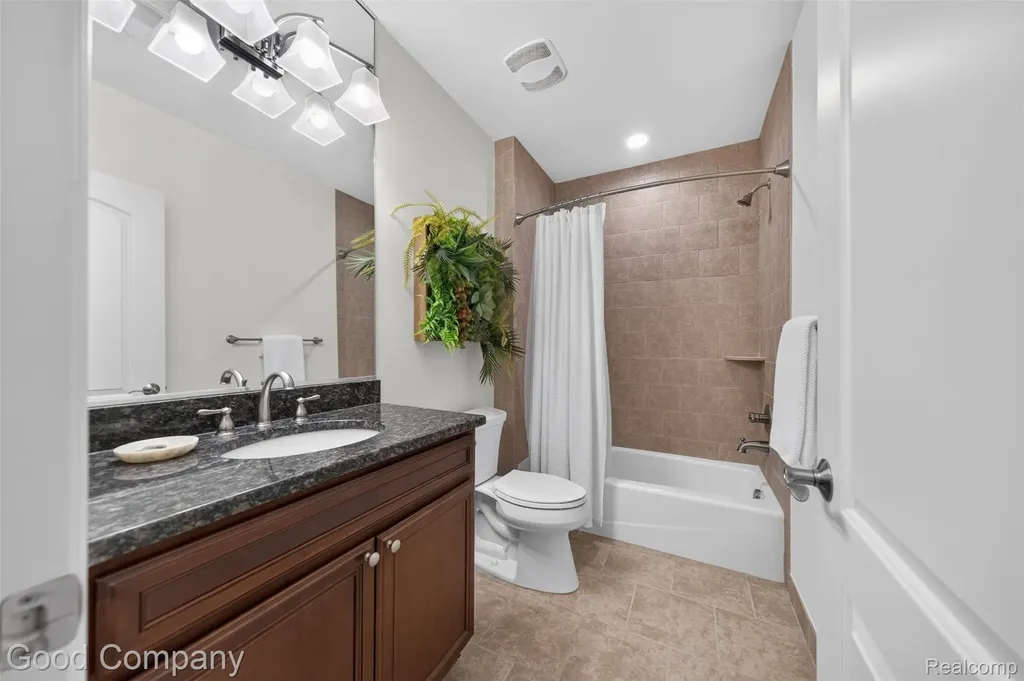 1946 Acorn Glen Rochester Hills City MI 48306