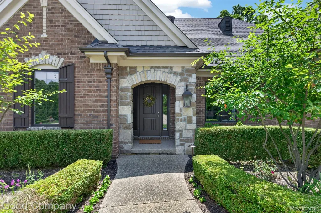 1946 Acorn Glen Rochester Hills City MI 48306