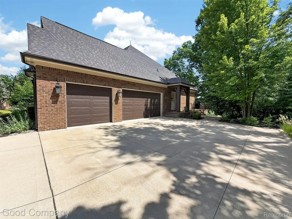 1946 Acorn Glen Rochester Hills City MI 48306
