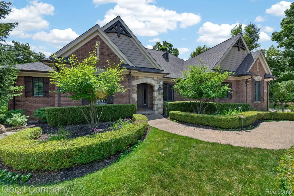 1946 Acorn Glen Rochester Hills City MI 48306