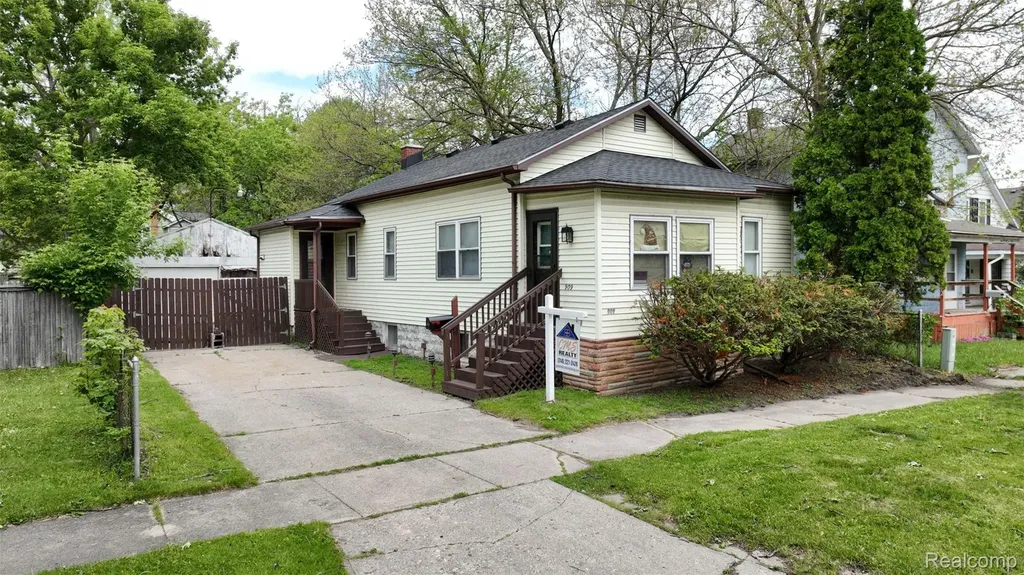 909 N Granger Street Saginaw City MI 48602