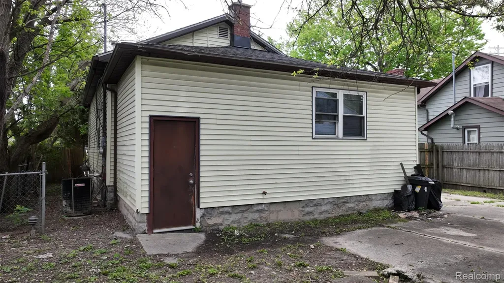 909 N Granger Street Saginaw City MI 48602