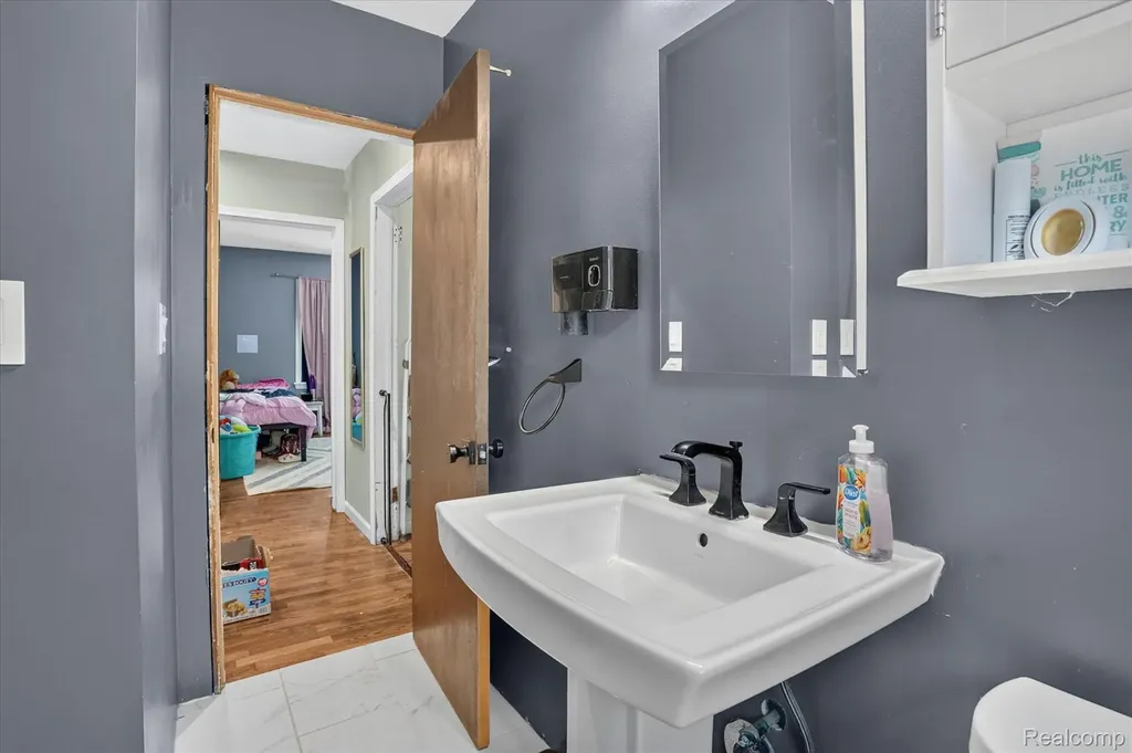 422 N Francis Avenue Lansing City MI 48912
