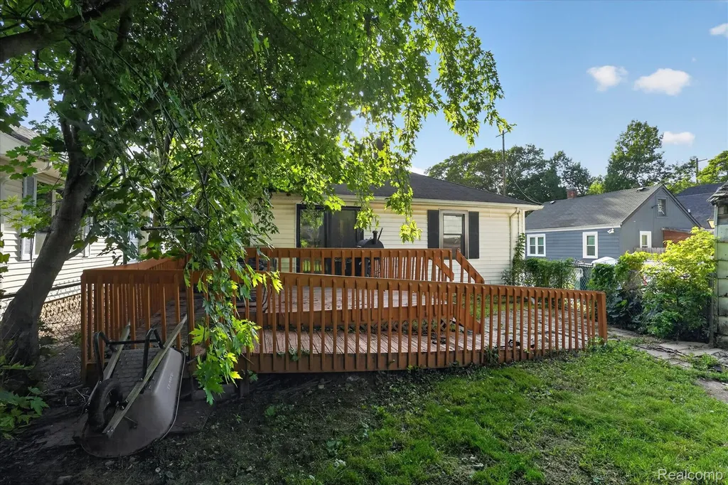 422 N Francis Avenue Lansing City MI 48912