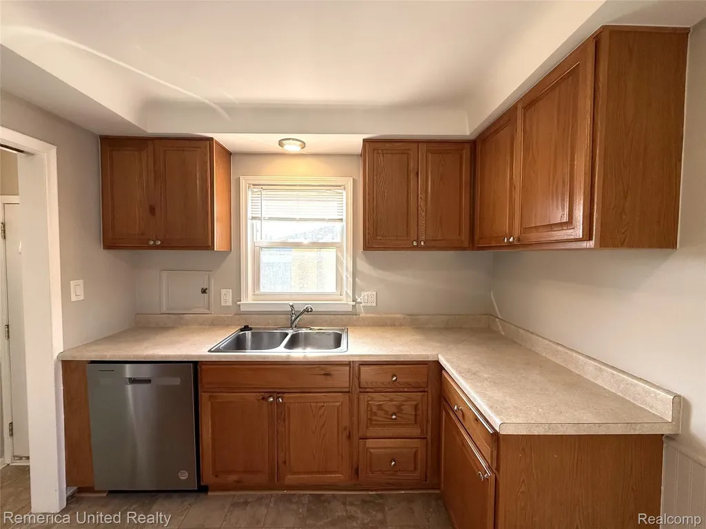 6450 Golfview Street Garden City City MI 48135