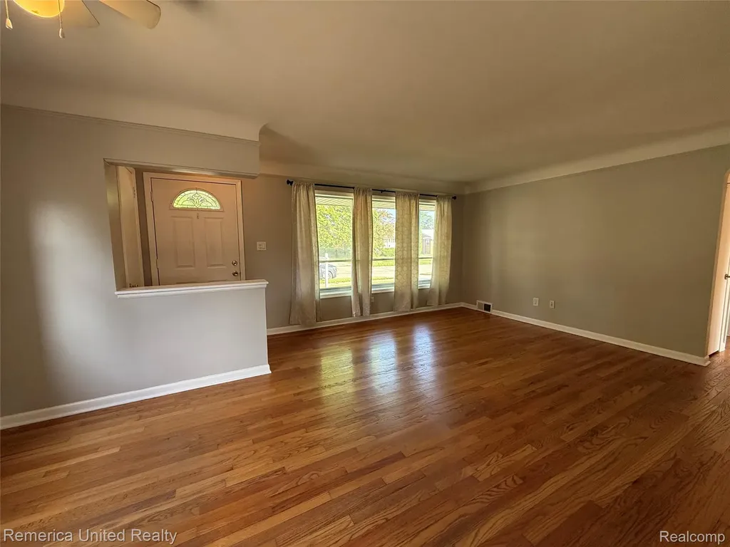 6450 Golfview Street Garden City City MI 48135