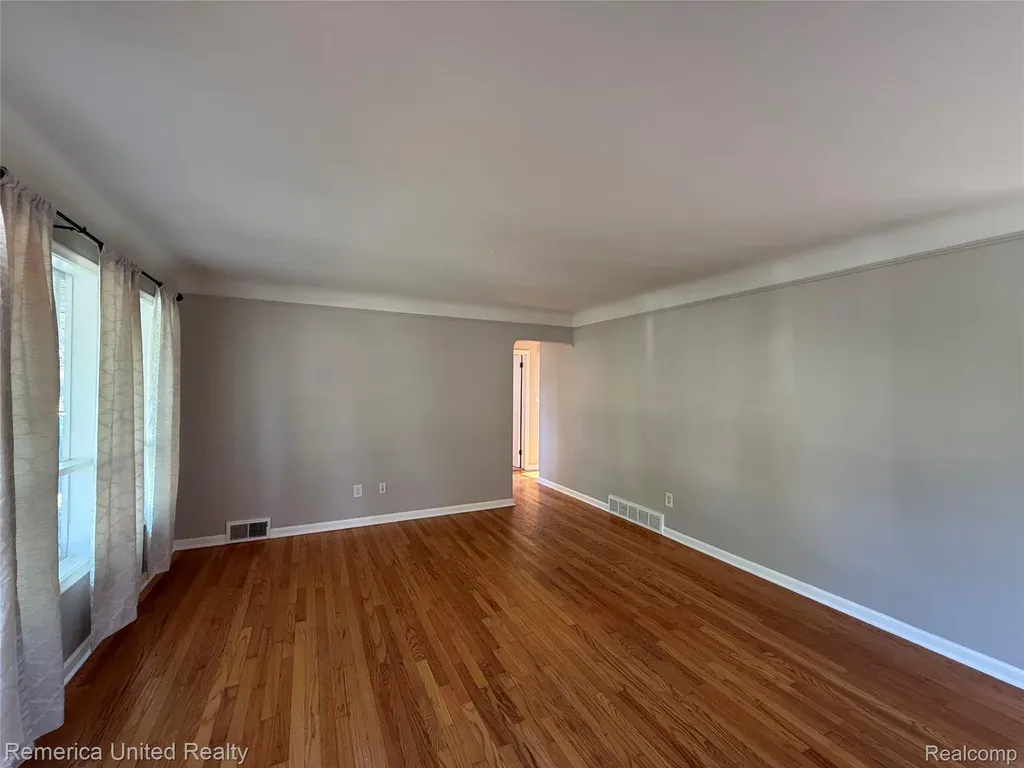 6450 Golfview Street Garden City City MI 48135