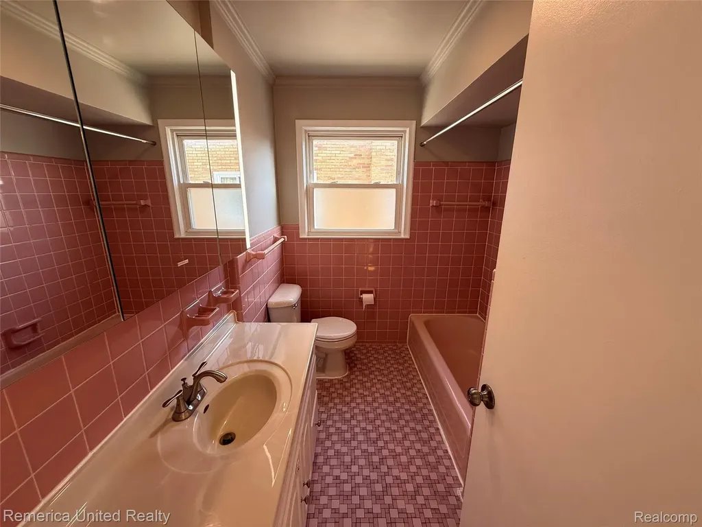 6450 Golfview Street Garden City City MI 48135