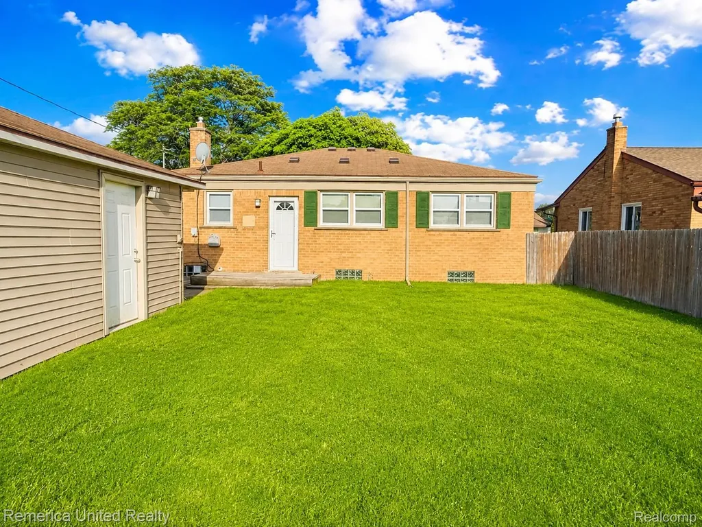 6450 Golfview Street Garden City City MI 48135