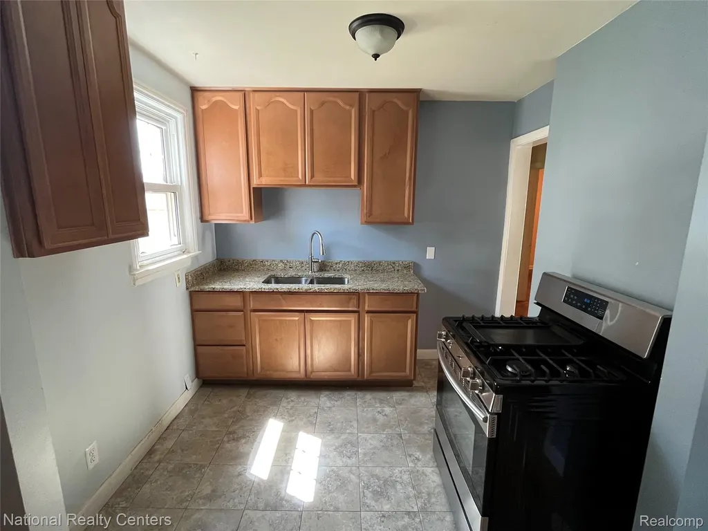25711 Hopkins Street Dearborn Heights City MI 48125