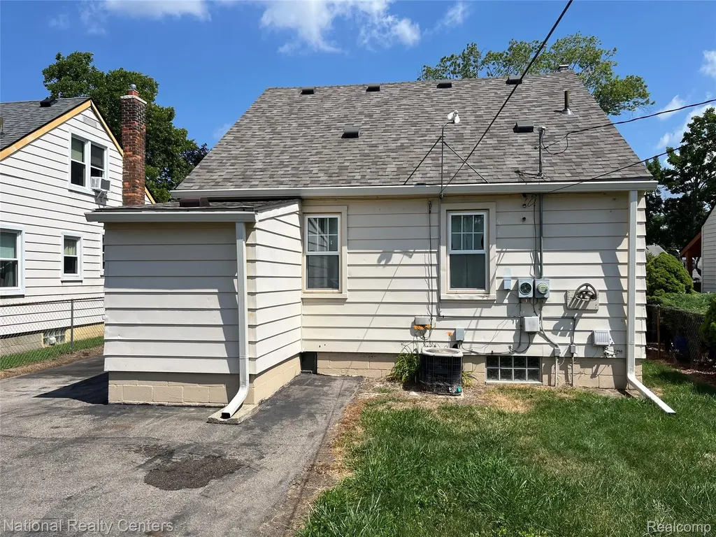 25711 Hopkins Street Dearborn Heights City MI 48125