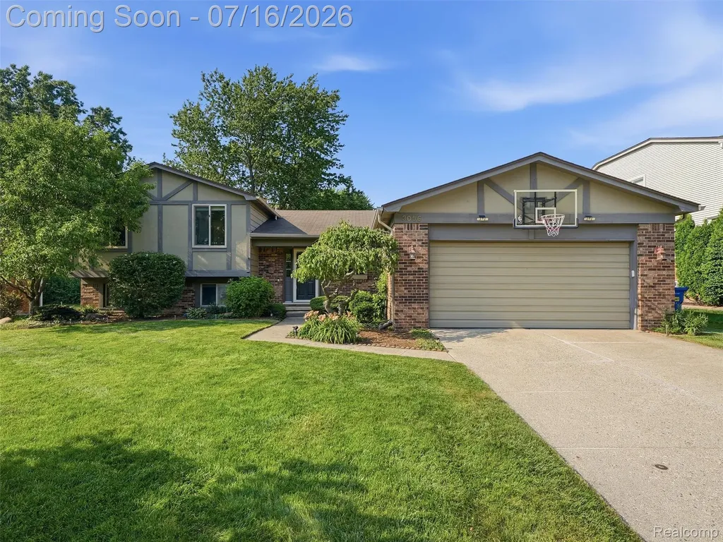 3056 Rolling Green Circle S Rochester Hills City MI 48309