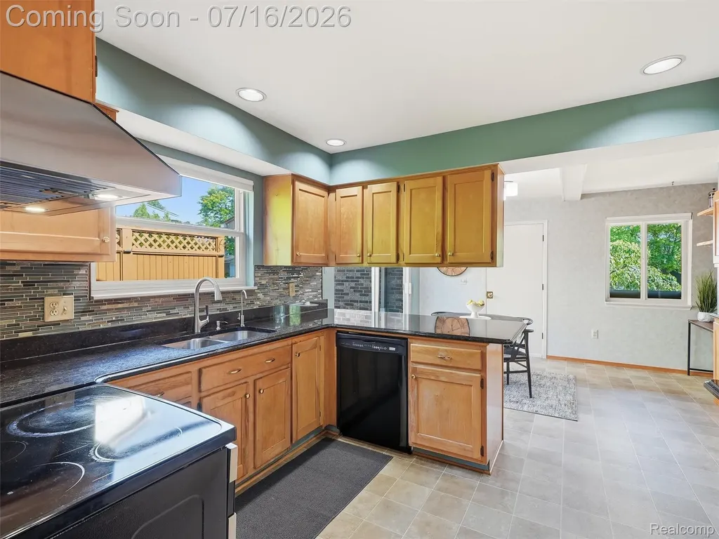 3056 Rolling Green Circle S Rochester Hills City MI 48309