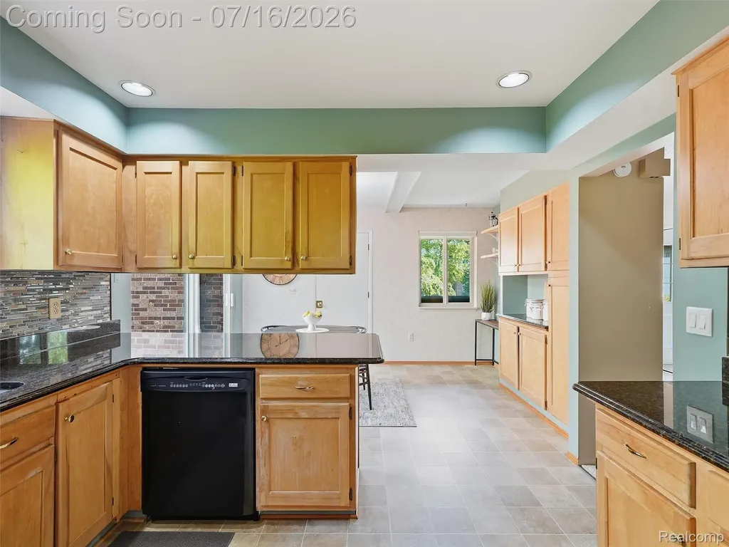 3056 Rolling Green Circle S Rochester Hills City MI 48309