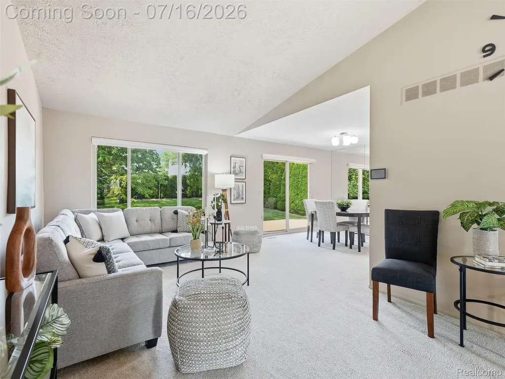 3056 Rolling Green Circle S Rochester Hills City MI 48309