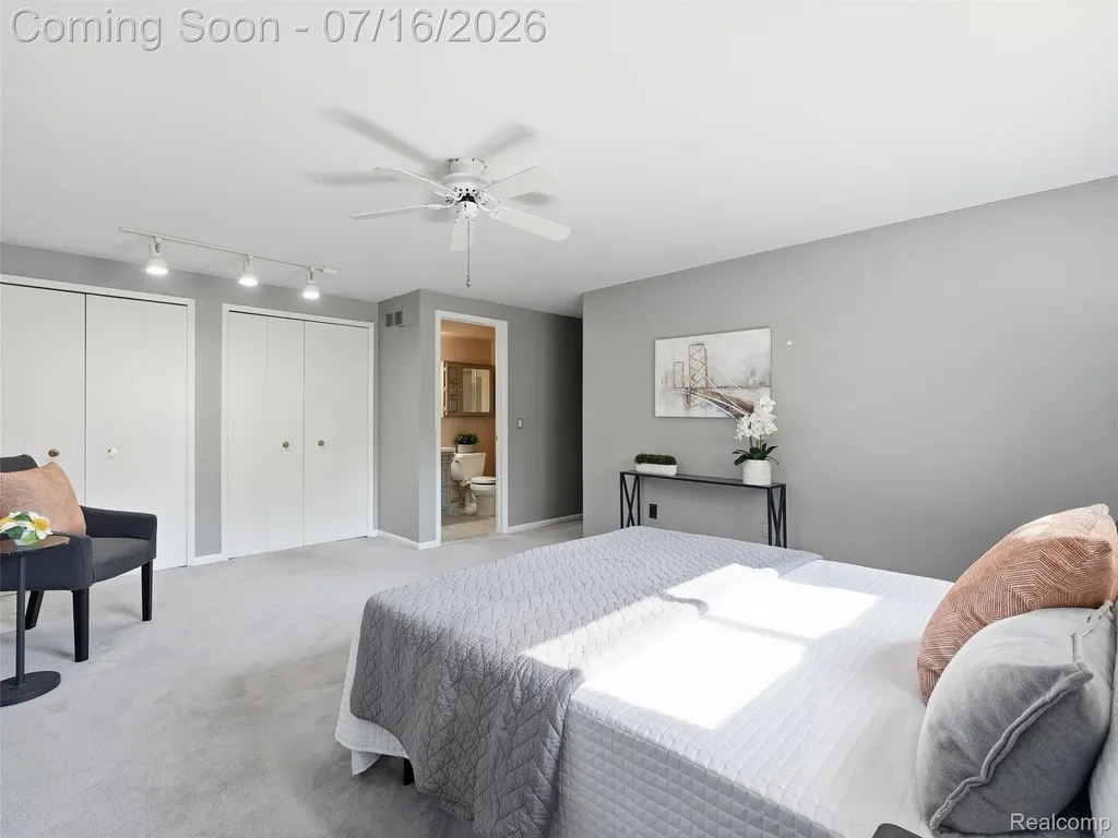 3056 Rolling Green Circle S Rochester Hills City MI 48309